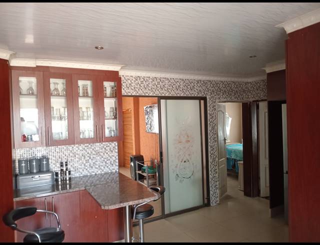 4 BEDROOM HOUSE FOR SALE IN LAKESIDE
